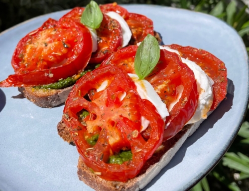 Tartine d’été : pesto minute, mozzarella et tomates provençales