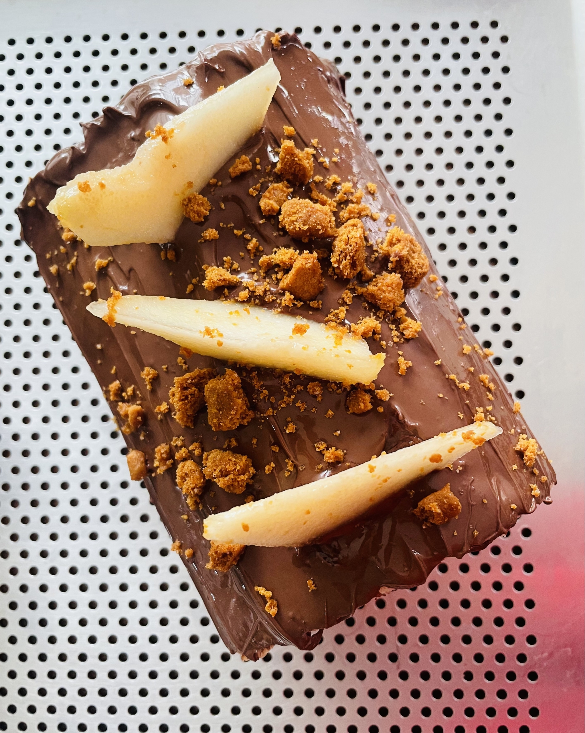 Bûche roulée poires, chocolat au lait, spéculoos