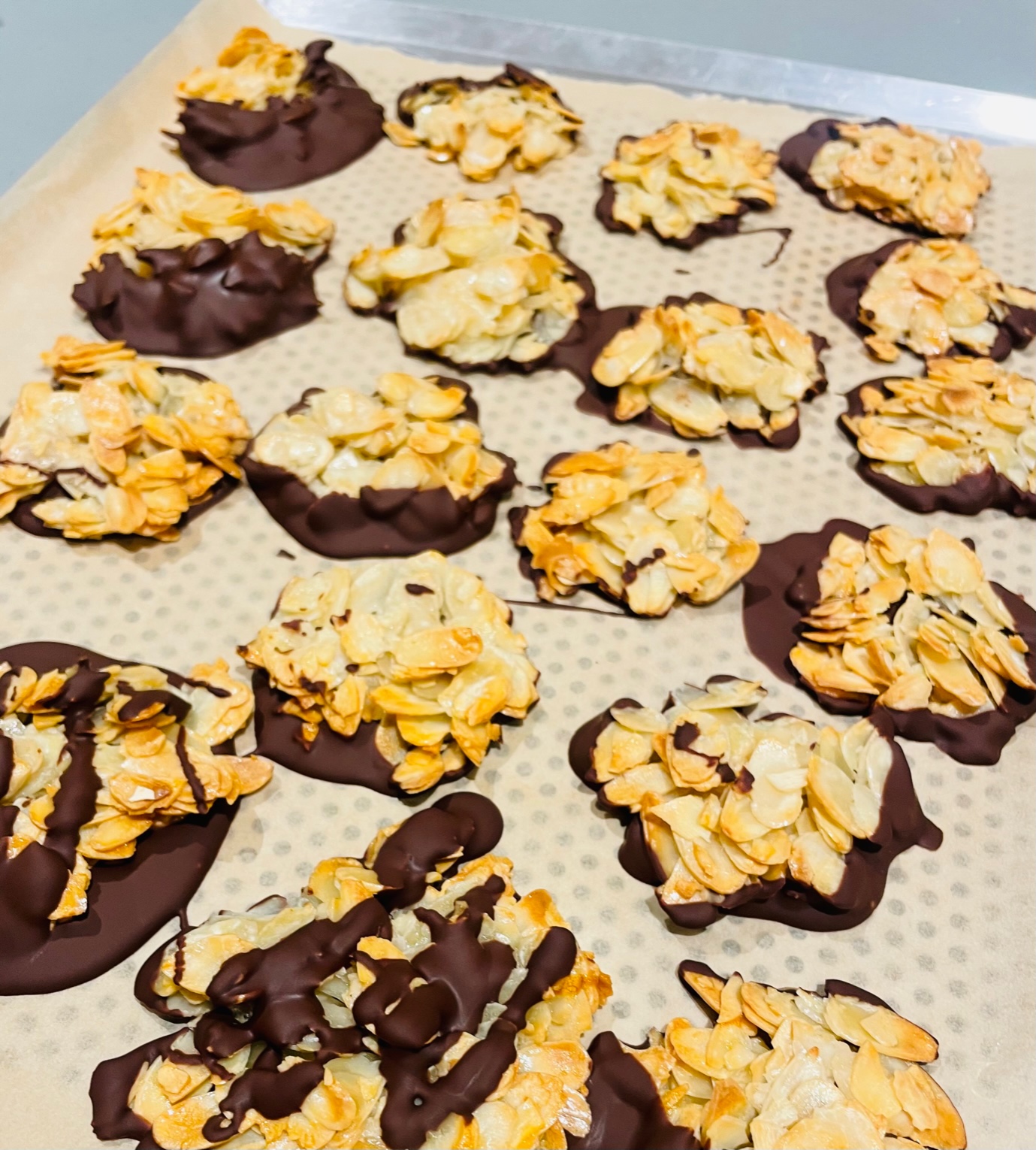 Petits croquants amandes chocolat, la recette en vidéo