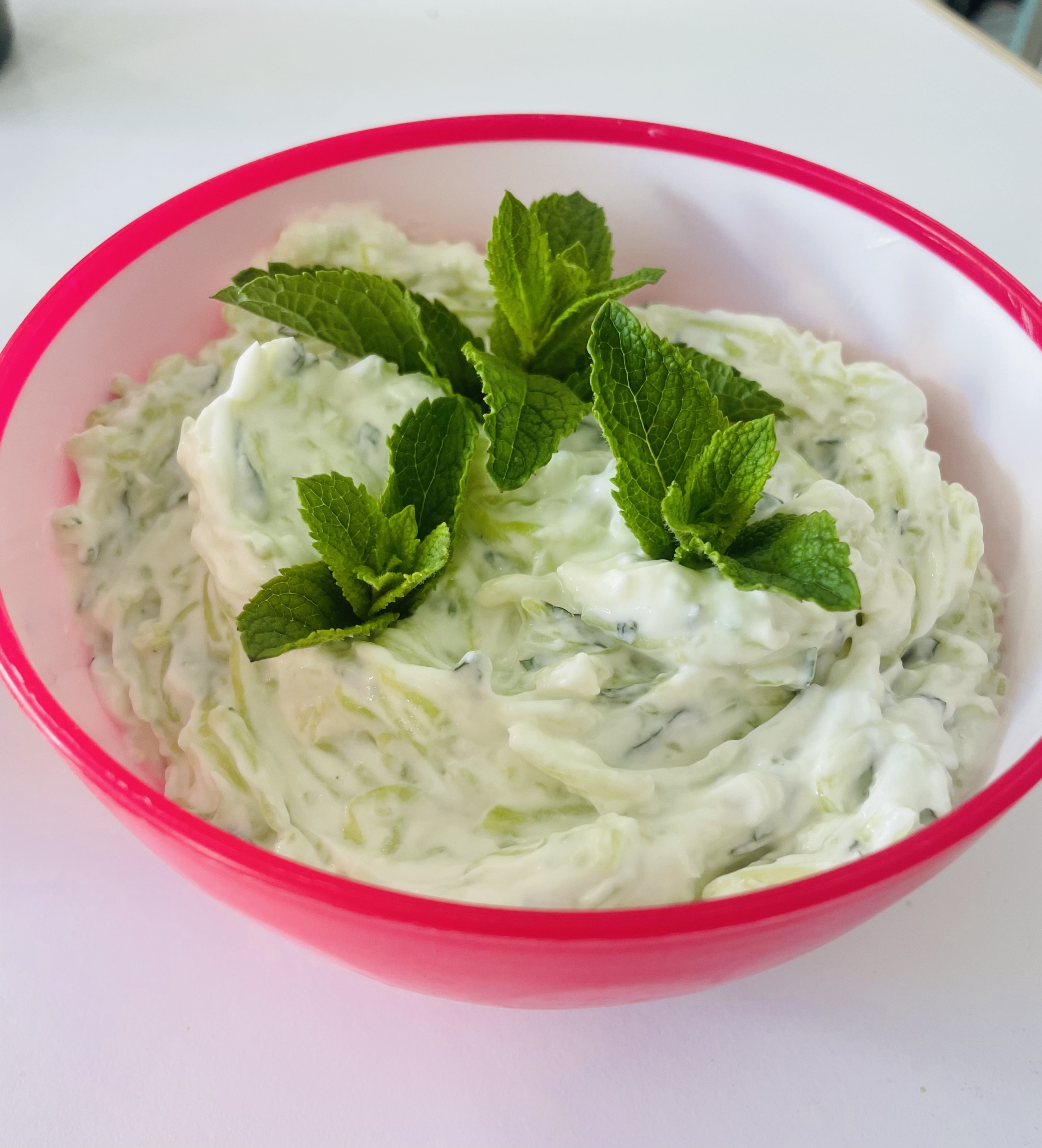 Tzatziki maison à la menthe fraîche : le dip idéal pour l&rsquo;apéritif
